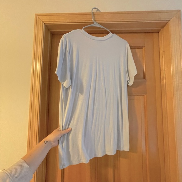 ✨ Express Pearl Accented T-Shirt - Size Medium - Picture 3 of 5